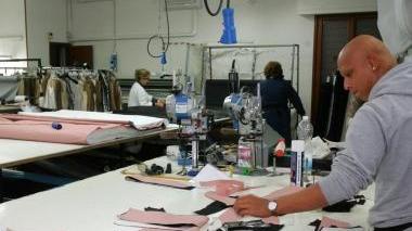 In alto l’interno dell’azienda Ultimo taglio e qui sopra Lia Vita mostra il cassonetto