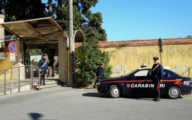 Una pattuglia dei carabinieri al cimitero dei Lupi   