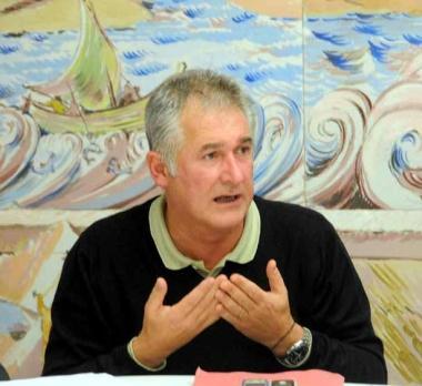 Dal basso in senso orario Roberto Pucci, Andrea Vannucci e larea dove nascer&agrave; il porticciolo  