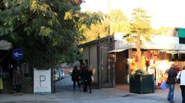 L’ingresso del parcheggio dell’ex imbottigliamento