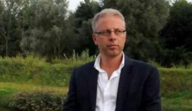 Montignoso, sindaco pulisce il muro: «Non ho operai»