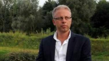 Montignoso, sindaco pulisce il muro: «Non ho operai»