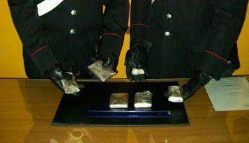 Droga in un casolare, carabinieri cercano i trafficanti