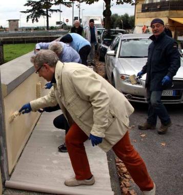 Il sindaco Binaglia, pennello in mano, cancella le scritte 