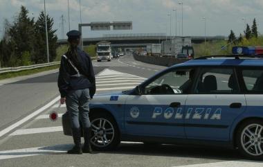 Una pattuglia della Stradale 