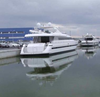 Yacht in darsena 