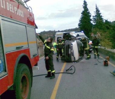 Auto si ribalta sulla 325. Illeso il conducente