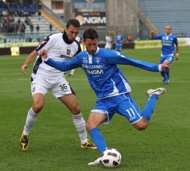 Lillo Foti mentre cerca di superare lattenta difesa del Crotone 