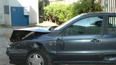 L’auto distrutta dopo l’inseguimento dell’Antidroga della polizia