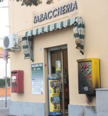 Il distributore dato alle fiamme 