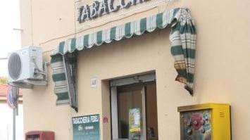 Il distributore dato alle fiamme
