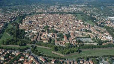 Permessi per nuovi alloggi, Governare Lucca all'attacco