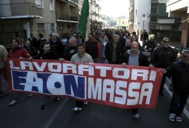 Una protesta dei lavoratori Eaton 