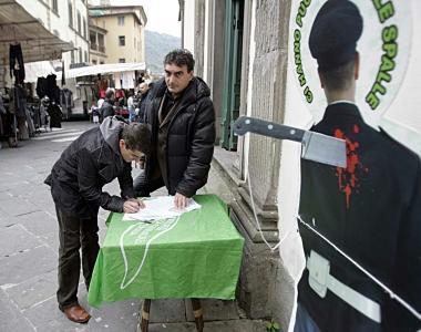 La raccolta firme del Coisp al mercato 