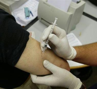 Un medico mentre effettua la vaccinazione antinfluenzale 