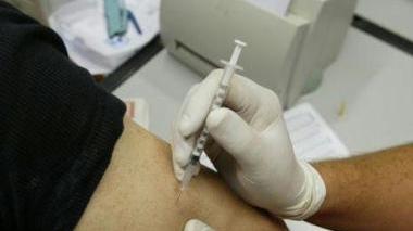 Un medico mentre effettua la vaccinazione antinfluenzale
