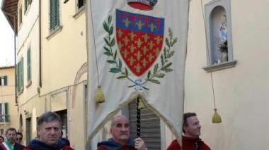 Il gonfalone del Comune portato dai valletti