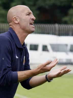 Lallenatore del Prato Andrea Bellini &egrave; stato contestato e insultato dai tifosi biancazzurri al seguito   