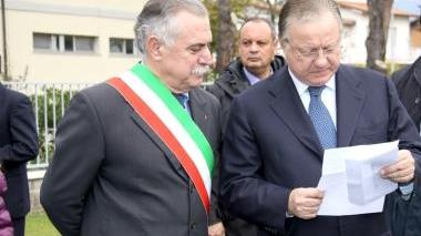Il ministro Matteoli e il sindaco Bertola leggono la lettera dei genitori