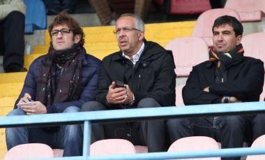 Sopra Ciro Ferrara e il suo staff in tribuna ieri al Castellani Sotto il gioiello Diego Fabbrini fermato con le cattive dal Crotone A destra il portiere Handanovic dopo la medicazione al mento 