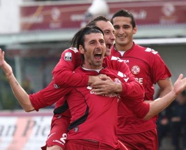 <b>ESULTANZA.</b> Manuel Iori ha appena segnato dal dischetto la rete dell1-0, e viene abbracciato da Luci, con Cellerino alle sue spalle  