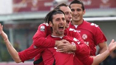 <b>ESULTANZA.</b> Manuel Iori ha appena segnato dal dischetto la rete dell’1-0, e viene abbracciato da Luci, con Cellerino alle sue spalle
