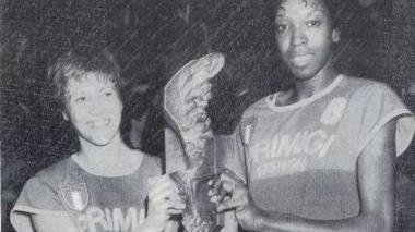 Lidia Gorlin e Janice Lawrence con la Coppa Campioni vinta nel 1986 a Vicenza