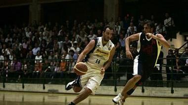 Ambrosino lanciato a canestro, sotto l’ala-pivot Bernardelli, ex del San Giovanni Valdarno
