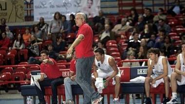 Il coach Massimo Angelucci e sotto il pivot Tessitori che sarà in campo nonostante un problema a un tallone