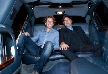 Emanuel Pecchioli dentro una limousine con Alessandro Paci 