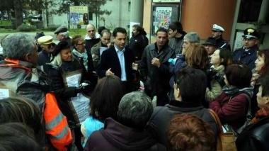 Un momento della protesta davanti al Comune di Aulla
