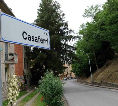 Un tratto di via Casaferri e la centrale Enel che si trova nei pressi di Fauglia  