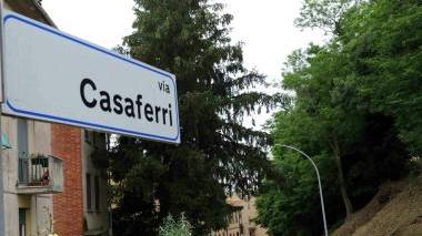 Un tratto di via Casaferri e la centrale Enel che si trova nei pressi di Fauglia
