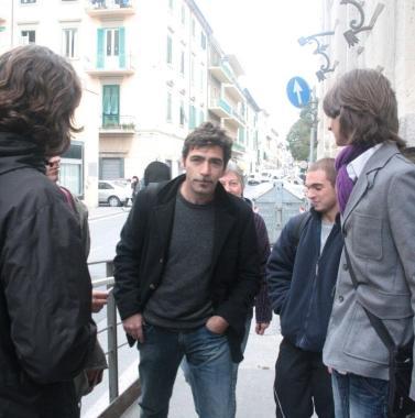 A sinistra Bobo Rondeli allarrivo alla scuola, sopra mentre canta e a destra davanti agli stduenti 
