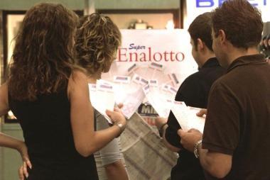 Giocatori del Superenalotto allinterno di una ricevitoria 