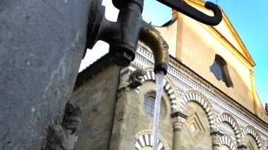 Una fontana di acqua potabile in città