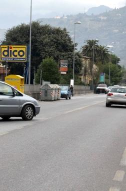 Una manovra di ingresso sulla via Aurelia che presto sarà vietata con la nuova segnaletica che il Comune intende predisporre tra Pontenuovo e la rotonda del sottovia di ingresso alla città