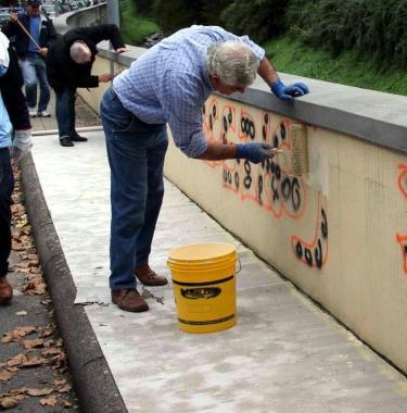 Un consigliere pulisce il muro 