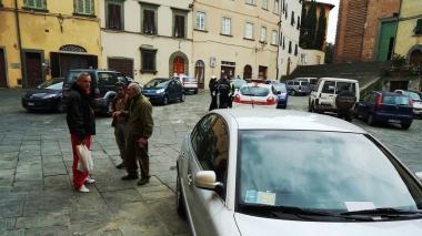 Lintervento di ieri mattina dei vigili in piazza Vittorio Veneto e il divieto di transito allingresso di Poggio Salamartano 
