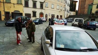L’intervento di ieri mattina dei vigili in piazza Vittorio Veneto e il divieto di transito all’ingresso di Poggio Salamartano