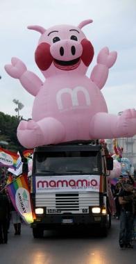 <strong>SFILATA.</strong> Due immagini del corteo dei locali delle Marine sui viali a mare