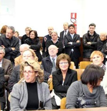 Il procuratore Di Noto interviene alla festa per la pensione dei giudici Dova, Mauceri, Pulvirenti e Bartolini e del presidente Vallini Nella foto accanto il personale in aula partecipa ai saluti 