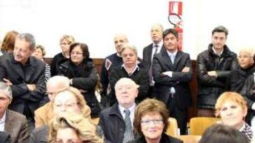 Il procuratore Di Noto interviene alla festa per la pensione dei giudici Dova, Mauceri, Pulvirenti e Bartolini e del presidente Vallini Nella foto accanto il personale in aula partecipa ai saluti