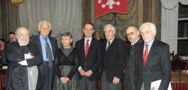 Sopra Pupi Avati durante il suo intervento e sotto i premiati (il primo a destra &egrave; Angelo Guglielmi) con il sindaco  