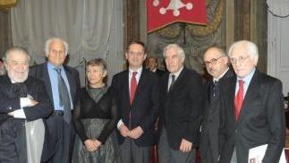 Sopra Pupi Avati durante il suo intervento e sotto i premiati (il primo a destra è Angelo Guglielmi) con il sindaco