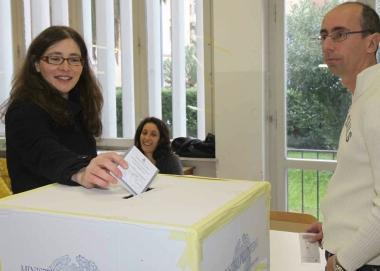 Francesca Pritoni vota al seggio delle scuole Mazzini 