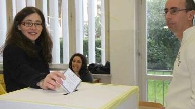 Francesca Pritoni vota al seggio delle scuole Mazzini