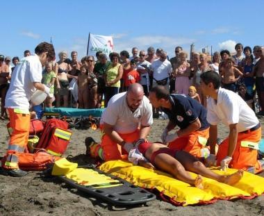 Un soccorso su una spiaggia a Bibbona 