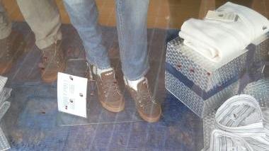 Una delle vetrine macchiate dal sangue trovato ieri mattina dai negozianti