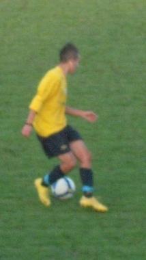 Un giovane calciatore in azione    